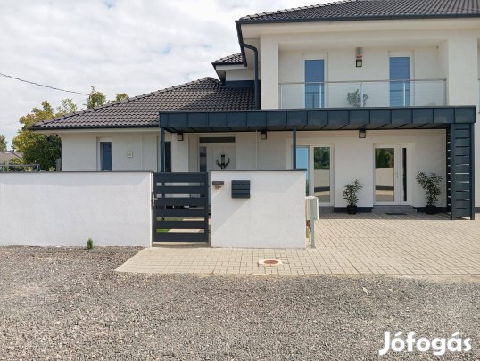 Báthory Lakóparkban modern ikerház külön bejáratú lakrésszel eladó
