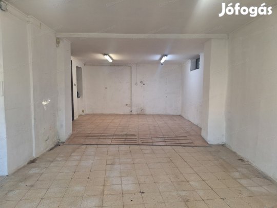 Bátmonostoron 140 m2-es, felújítandó üzlethelyiség eladó