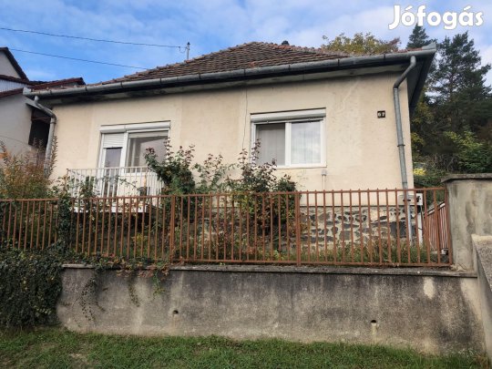 Bátonyterenye frekventált helyén családi ház