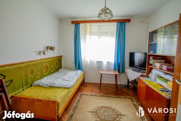 Bázakerettyén eladó ház, zöld környezettel körbe ölelve