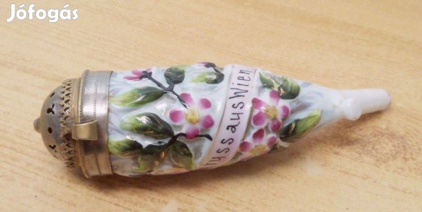 Bécsi domború felületű virágmintás porcelán pipafej réz kupakkal, Ausz