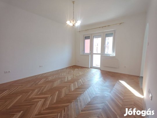 Bécsi körúton bútorozatlan felújított, erkélyes garzonlakás