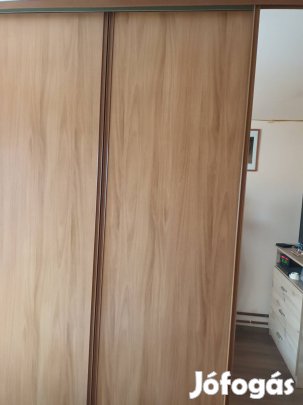 Beépített tolóajtós szekrény 