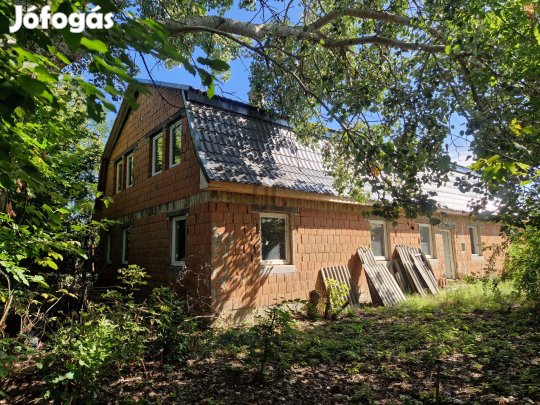 Befejezésre váró 4 lakásos ház ELADÓ! Tóalmáson! Vállalkozók, Befektet