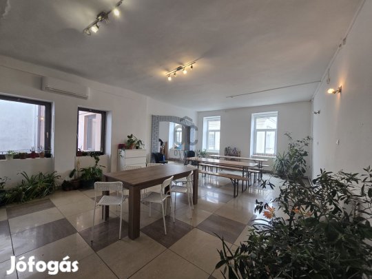 Befektetési lehetőség Gyöngyös belvárosában  lakás és működő üzlet eg