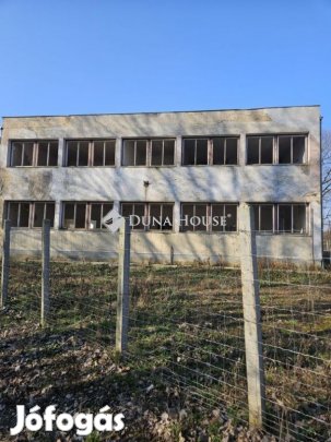 Befektetői lehetőség Ebesen nagy telek, meglévő épület,