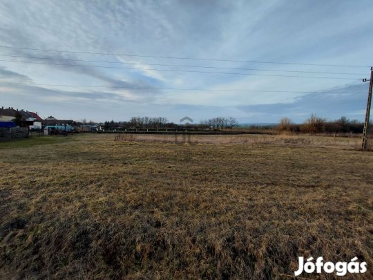 Befektetők figyelem!  Fejlesztési telek Horton, főút mentén, M3 közel