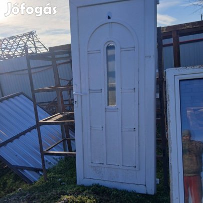 Bejárati ajtó, 210x140