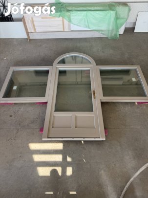 Bejárati ajtó fix üvegfal 