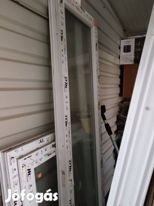 Bejárati ajtó oldalvilágítóval