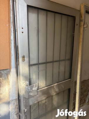 Bejárati ajtó rácsal