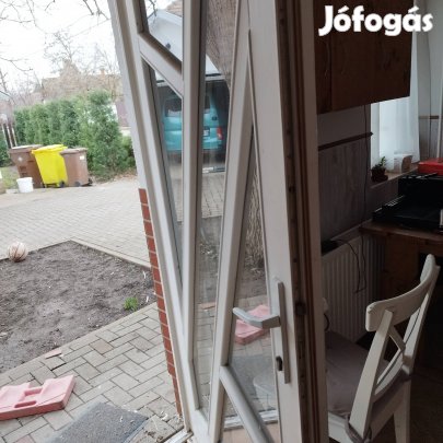 Bejárati ajtó tömör fából 