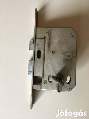 Bejárati ajtó zár, zárbetéttel