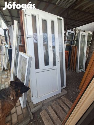 Bejáratiajtóbevilágító résszel