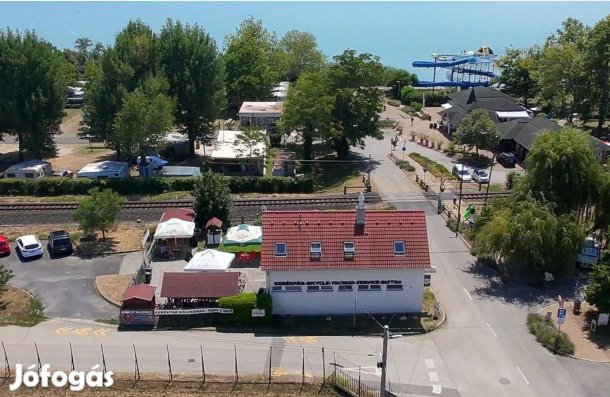 Bejáratott kerékpáros pihenő és szerviz a Balaton északi partján