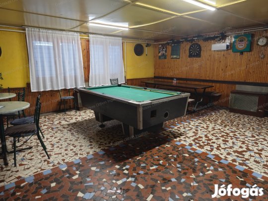 Bejáratott üzlethelyiség eladó Borbányán, fedett terasszal és