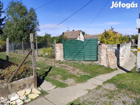Bekerített, beépítetlen telek 590. nm. 1/1 tulajdonostól olcsón eladó!