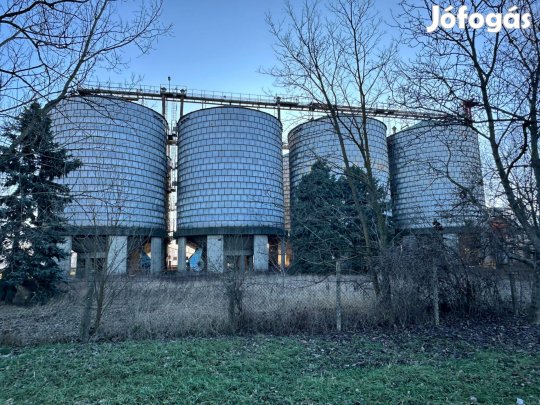 Békésben , Kondoroson főút mellett terménykeverő és szárító üzem