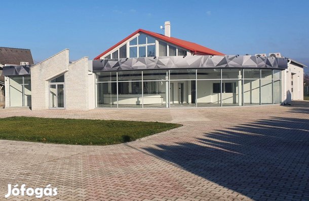 Békéscsaba, Gyulai út 550m2-es modernizált bemutatóterem + 20 parkoló