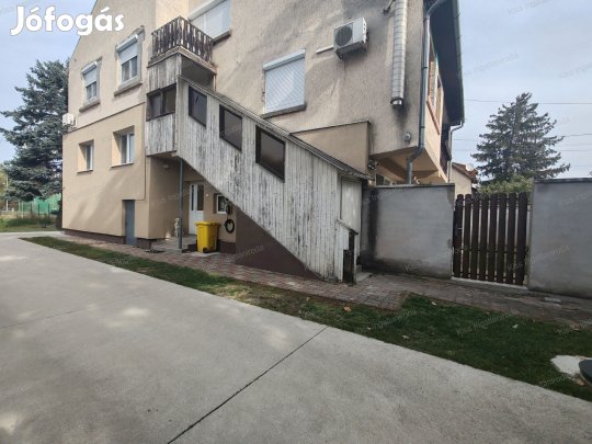 Békéscsaba - Belváros közeli társasházi földszinti lakás, saját