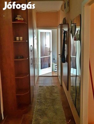 Békéscsaba kedvelt részén II. emeleti, berendezett, gépesített lakás