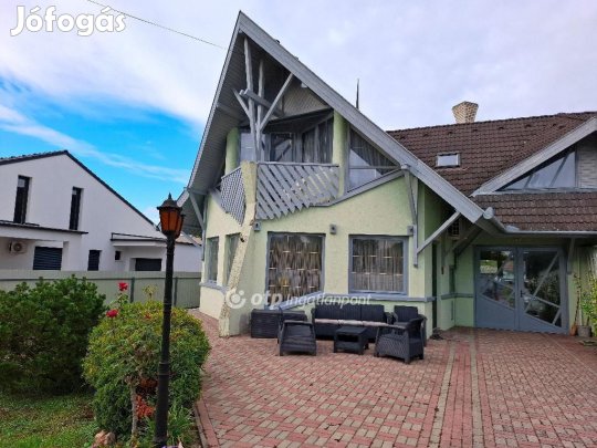 Békéscsabai 228 nm-es ház eladó