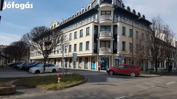 Békéscsabán a Belvárosban Európa ház-ban Kiadó terem Garázs hely!