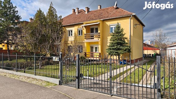 Békéscsabán a Dobozi úton Erkélyes társasházi lakás eladó