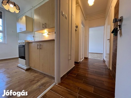 Békéscsabán a Kazinczyn, nagyon jó helyen lévő lakás eladó!