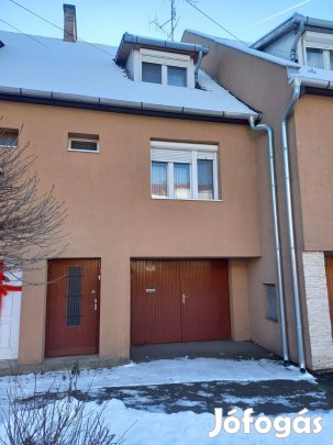 Békéscsabán belvárosi sorház eladó