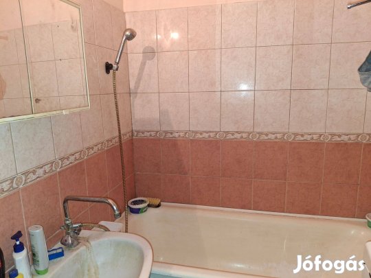 Békésen a Veres P. téren 2 szobás, erkélyes panellakás eladó