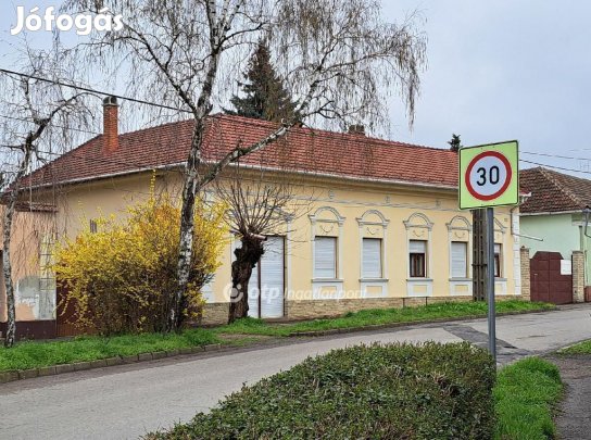 Békési eladó 400 nm-es ház