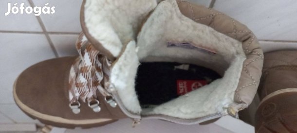 Bélelt téli magas szárú cipő/bakancs
