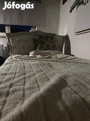 Beliani ágy ágyneműtartóval