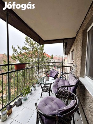 Belső Kétszintes, Erkélyes, Ablakos Konyhás Lakás Eladó!