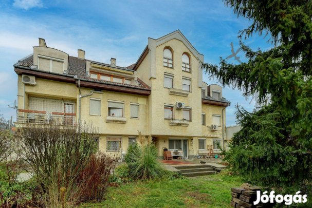 Belső két szintes lakás eladó!