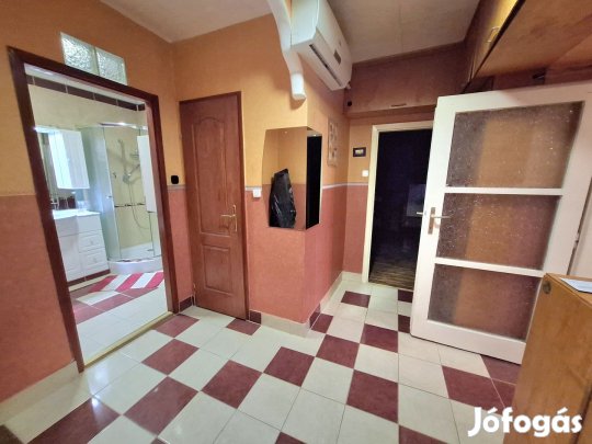 Belső kétszintes téglalakás a belvárosban