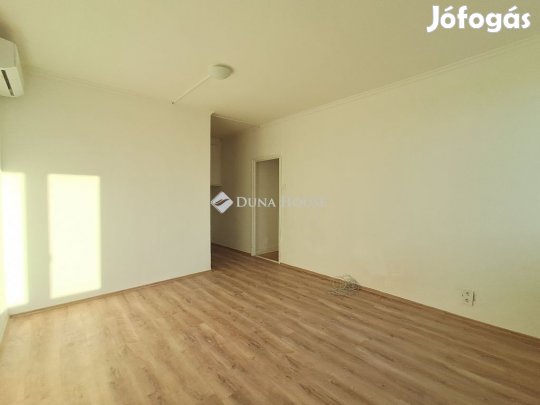 Belső parkra néző, napfényes lakás eladó a Kassai úton!