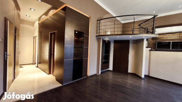 Belsőépítész által átalakított 3 szobás polgári típusú, 1.em-i lakás