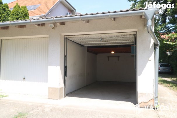 Belsőudvari garázs eladó a Nádas utcában .