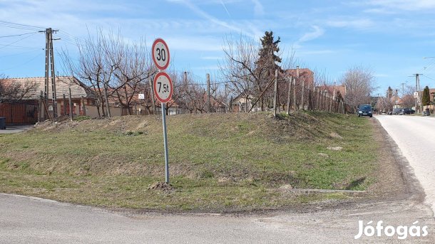 Belterületi építési telek eladó Gombán