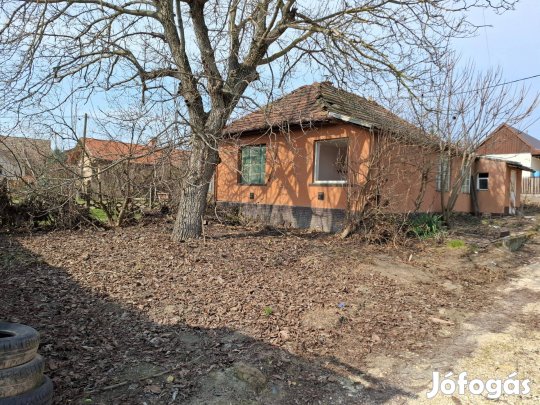 Belterületi telek, bontandó családi házzal, Mendén eladó!
