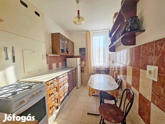 Belváros, Ispotály lkp-ban, kis rezsijű 2 szobás, téglalakás Sos eladó