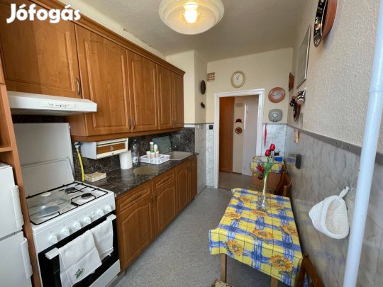 Belváros csendes részén 2 szobás jó állapotú, loggiás lakás eladó!