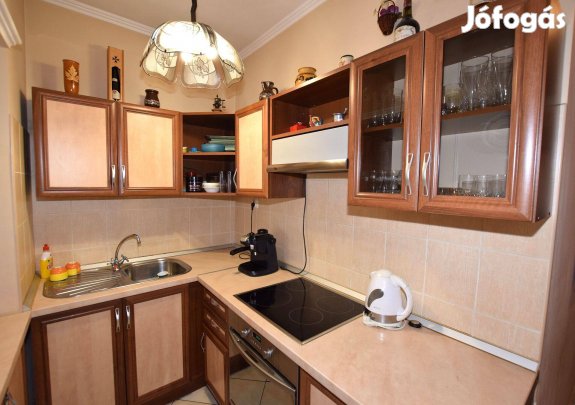 Belváros közelében eladó lakás!