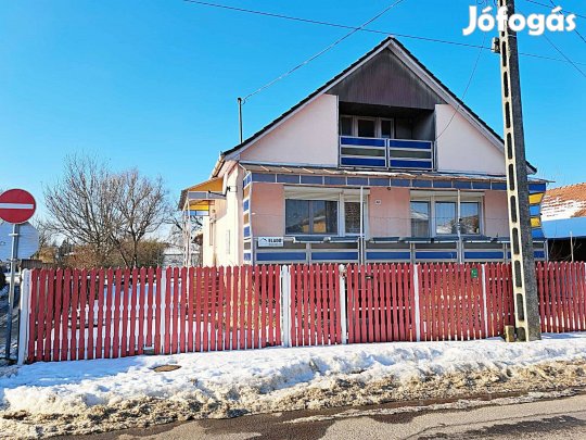 Belváros közelében tégla falazatú családi ház eladó