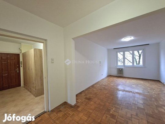 Belváros közeli 1+2 félszoba, liftes, beépített erkéllyel