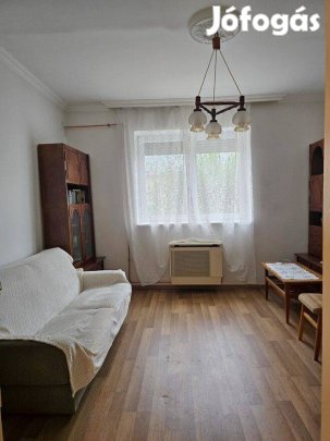 Belváros közeli 42 nm-es 2szobás felújított házrész, bútorokkal együtt