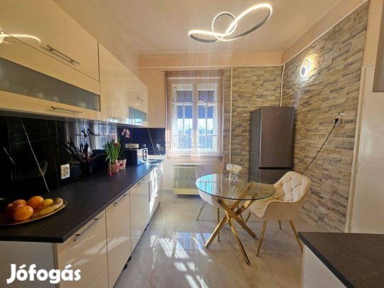 Belváros közeli, 70 nm-es, 2.emeleti felújított téglalakás Sos eladó!