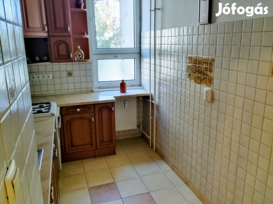 Belváros közeli földszinti 3 szobás lakás eladó